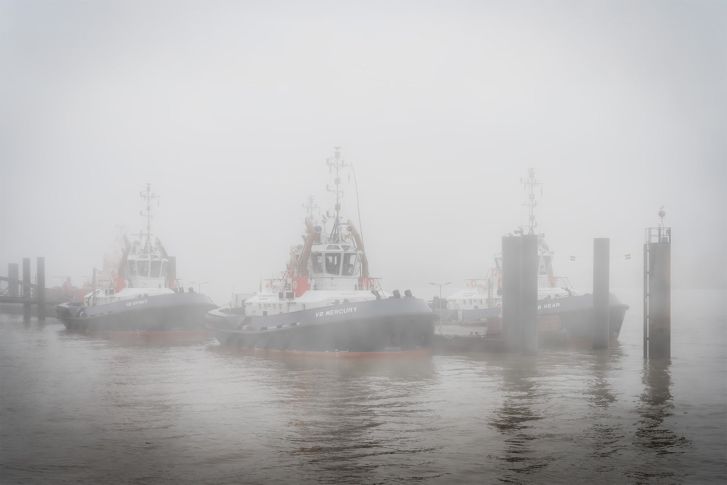 Limitierte Hamburg-Edition:"Schlepperwache im Elbnebel"